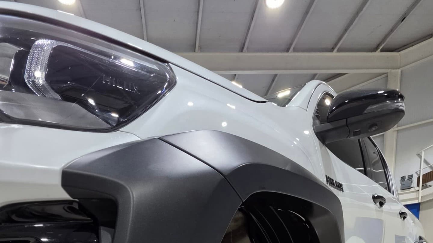 Detalle frontal de la Toyota Hilux GR IV blanca