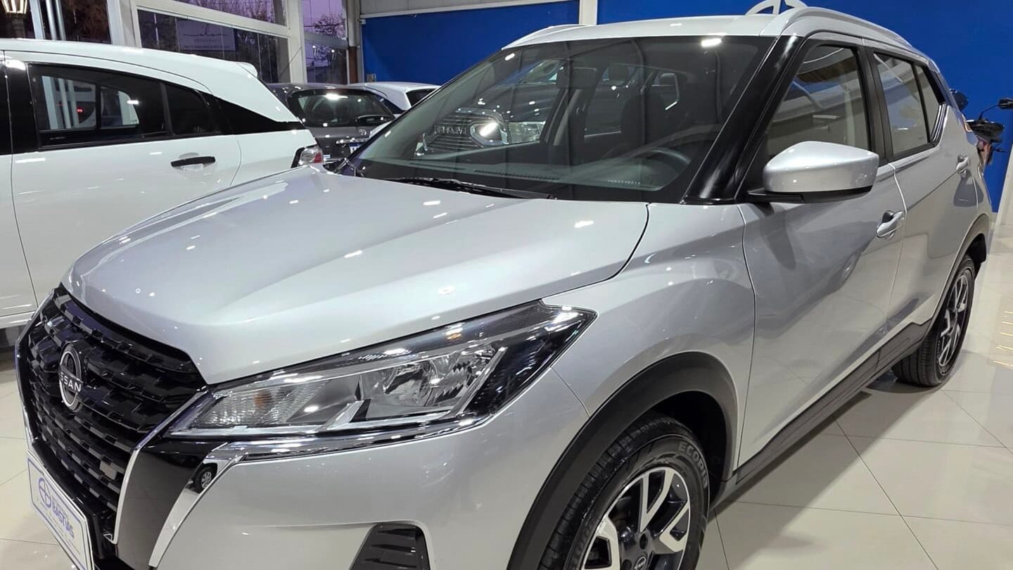 Nissan Kicks Sense plateado en el showroom