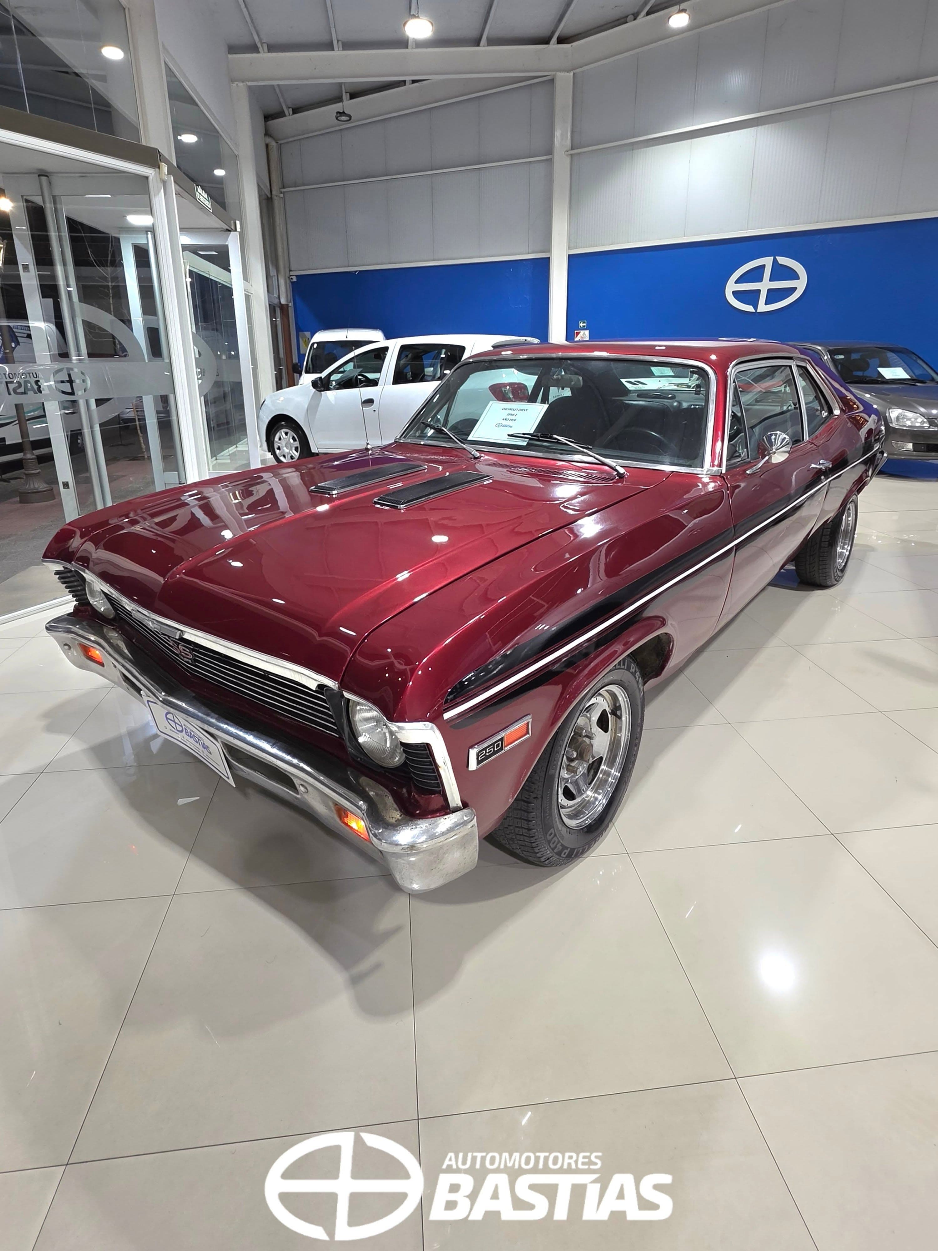 Chevy Coupé Serie 2 1974 color bordó, de noche en el showroom