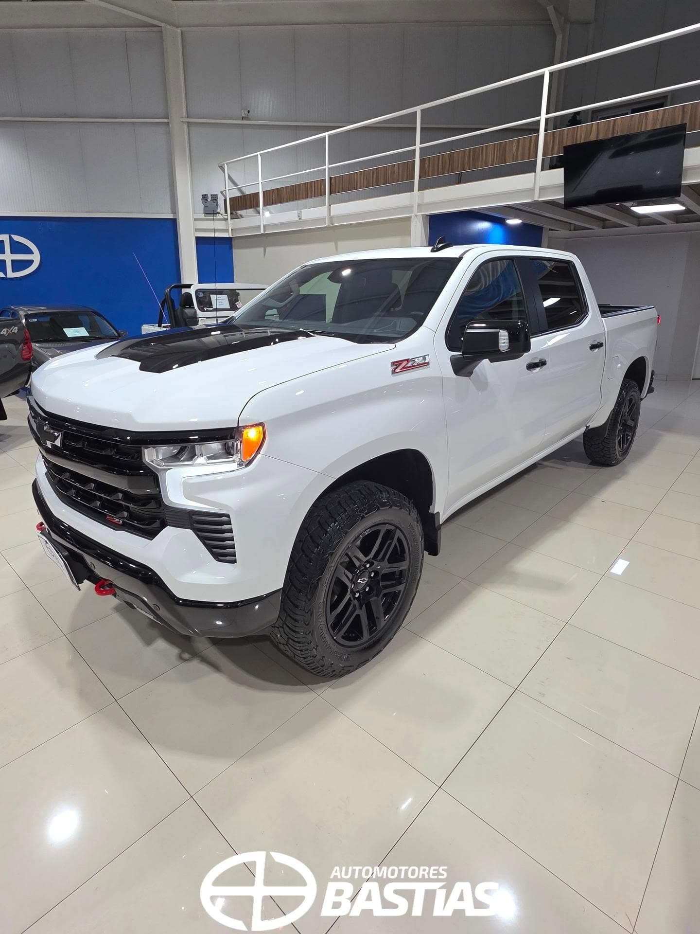 Chevrolet Silverado Z71 Trail Boss blanca en el showroom de Automotores Bastías