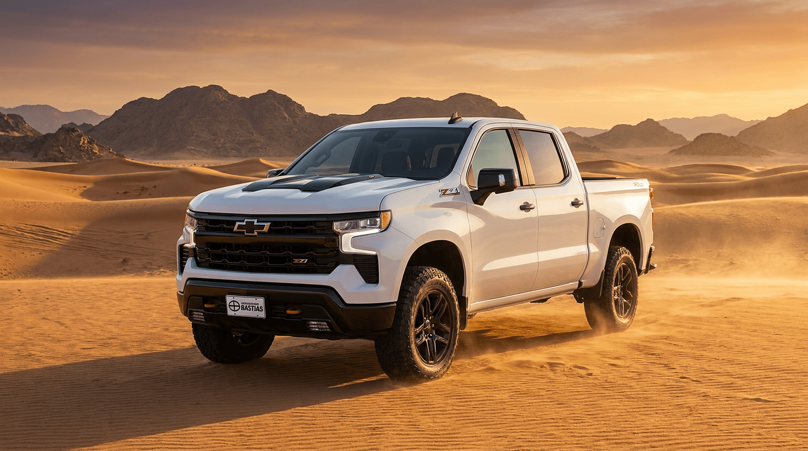 Chevrolet Silverado Z71 Trail Boss blanca sobre dunas al atardecer